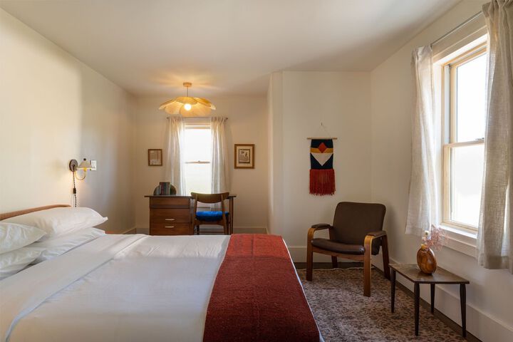 1 Queen Bed (24 of 38)