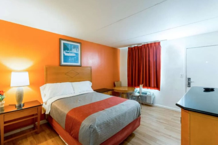 Room 2 of 25