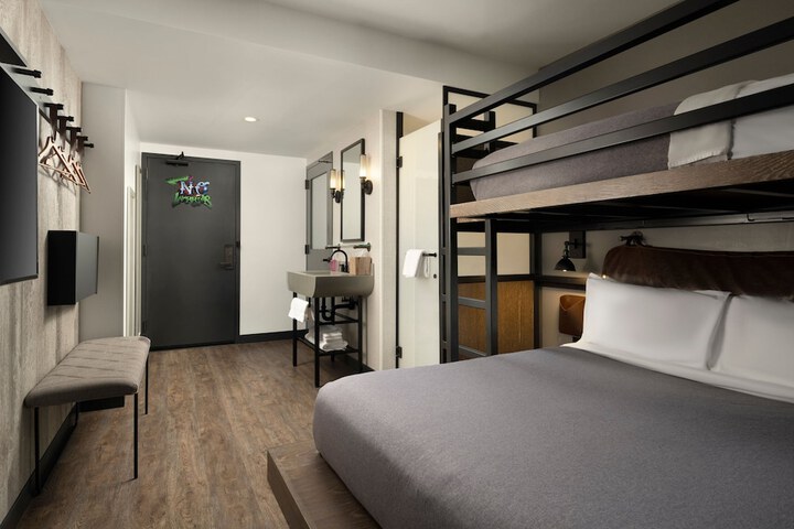 1 Queen Bed (4 of 25)