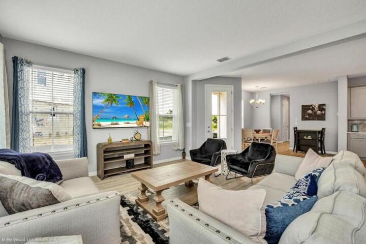 Sunny Amp Bright Modern Retreat in Davenport, FL