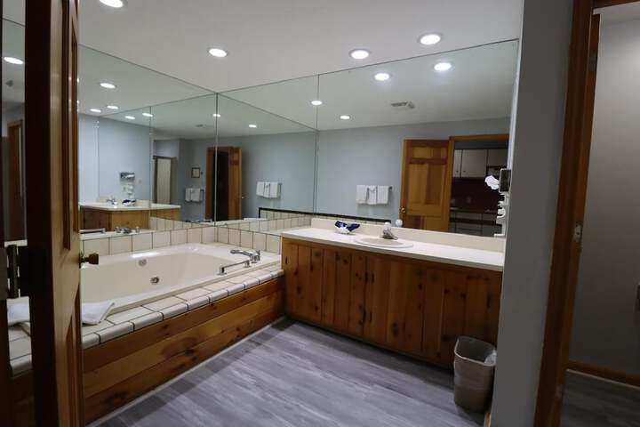 2 Queen Beds Upper Floor (2 of 16)