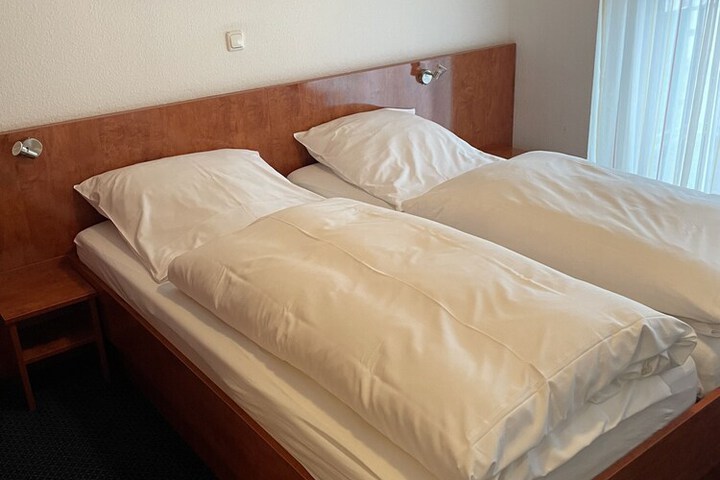 Room 10 of 18