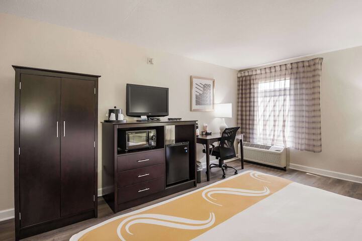 1 King Bed (4 of 10)