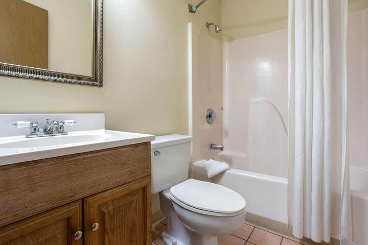 2 Double Beds (7 of 10)