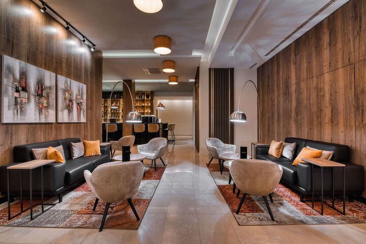 Lounge 82 of 91