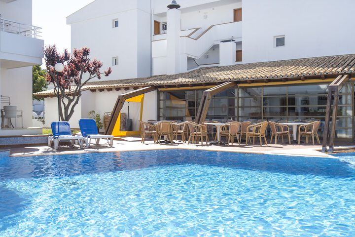 Hotel with Pool