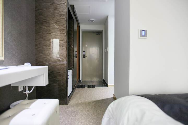 Room 15 of 34