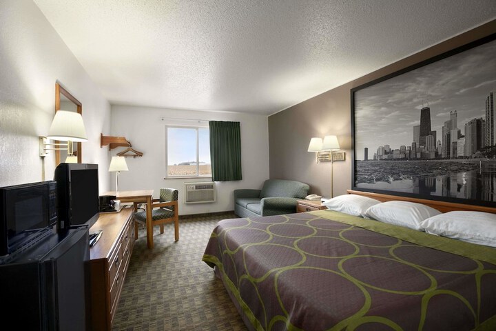 1 King Bed (3 of 6)