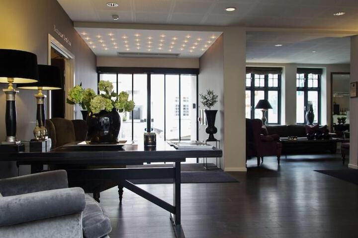 Entrance & Lobby