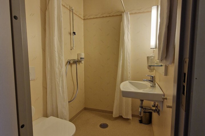 Room 26 of 40