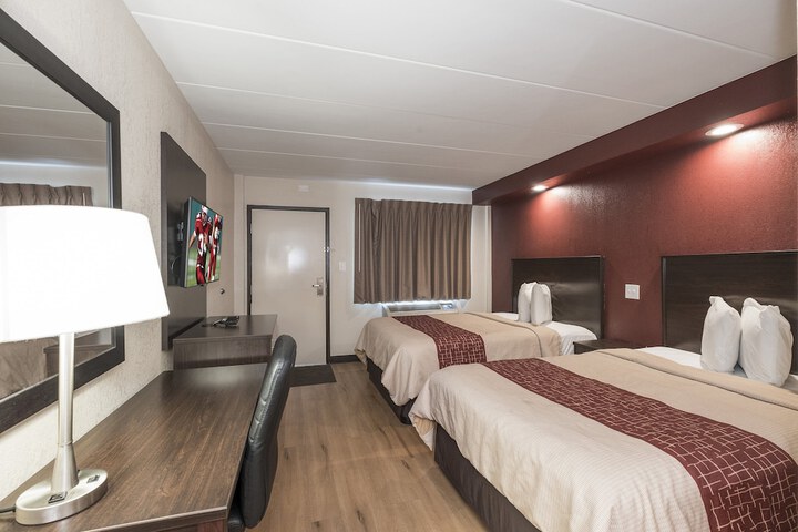 1 King Bed (5 of 7)