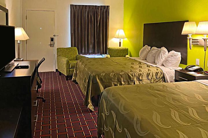 2 Queen Beds (1 of 4)