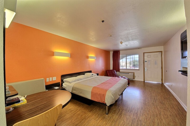 Room 10 of 34