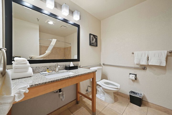 2 Queen Beds High Speed Internet Accessible Microwave and Refrigerator Safe Full Breakf (13 of 34)