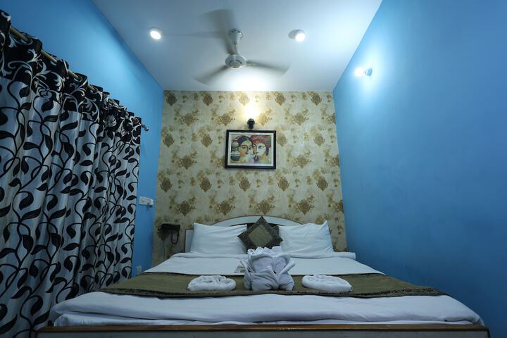 Room 11 of 34