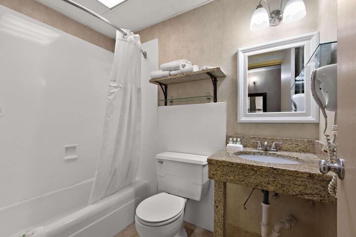 1 Queen Bed (5 of 17)