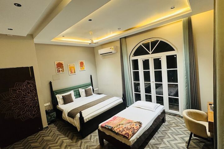 Room 4 of 13