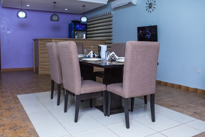 Dining 18 of 41