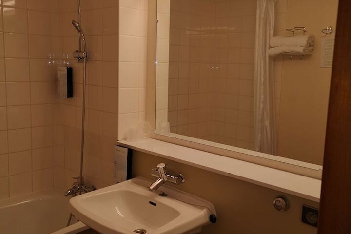 Room 17 of 32