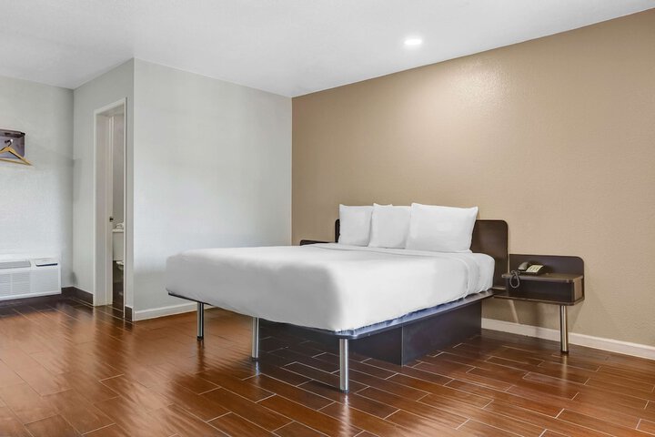 Room 8 of 38
