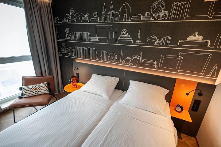 Room 33 of 66