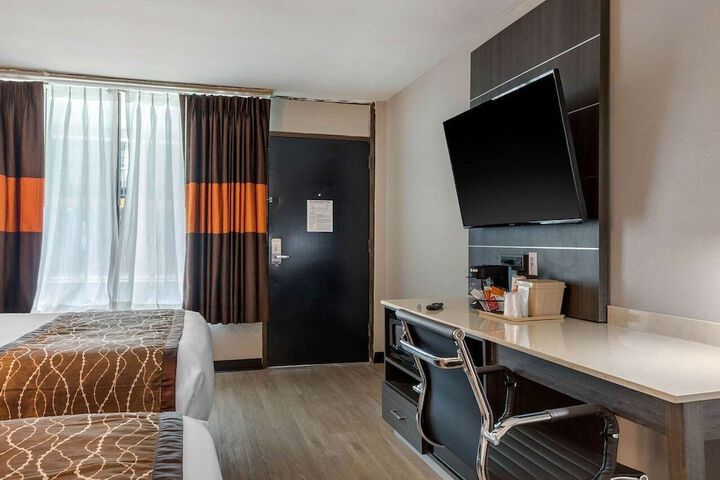 1 Queen Bed (2 of 9)