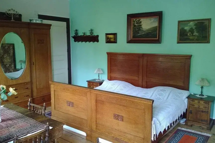 Room 5 of 9