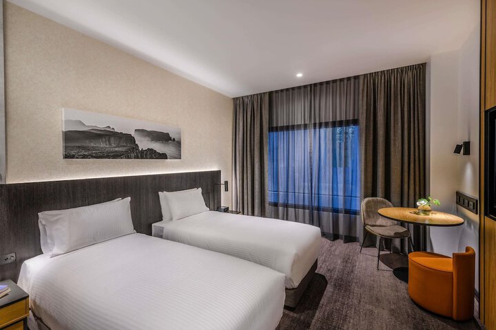 Room 43 of 172