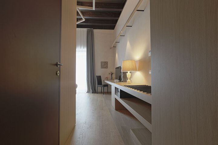 Room 13 of 32
