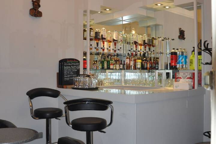 Lounge 65 of 84