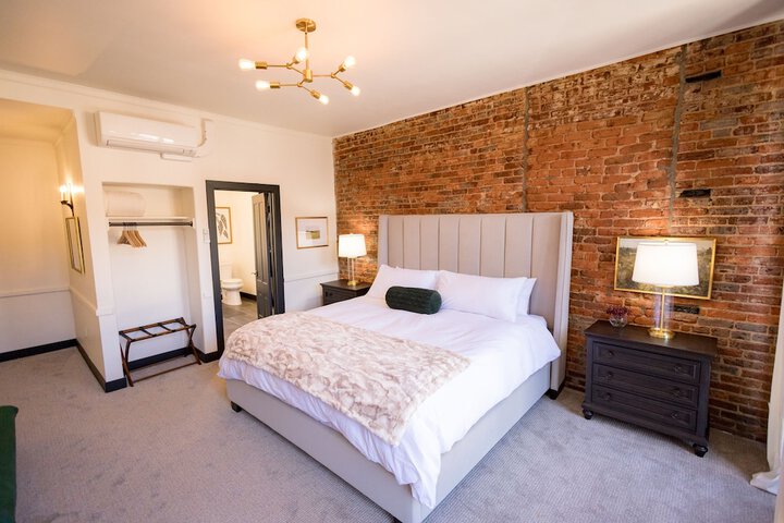 Deluxe Single Room 1 King Bed City View (10 of 30)