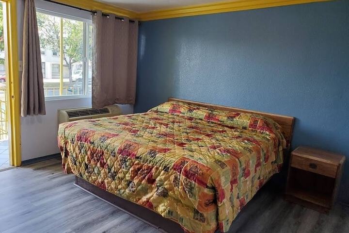 1 King Bed (2 of 9)