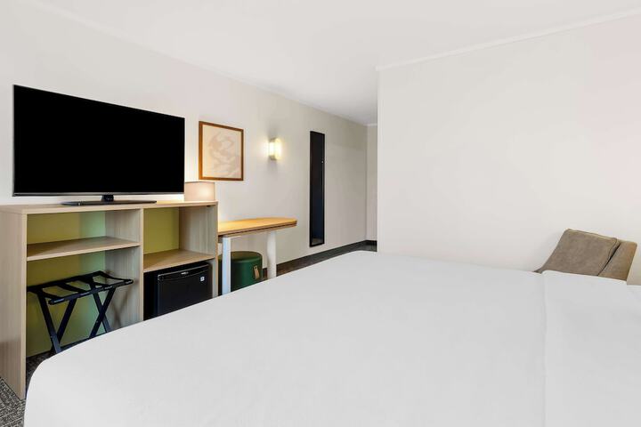 1 King Bed (7 of 10)