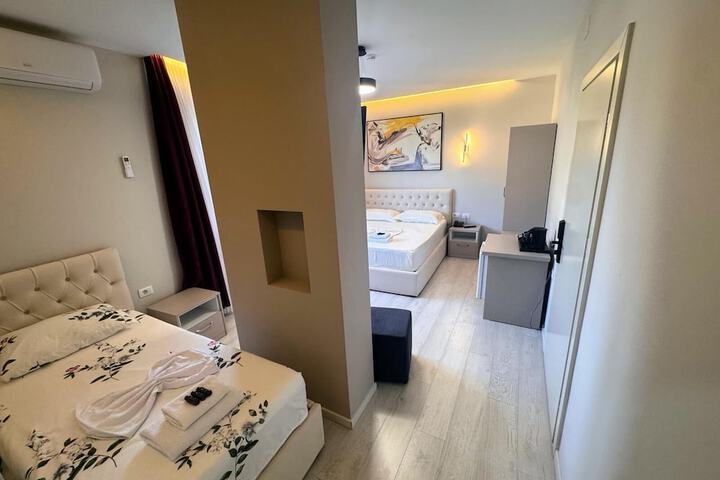 Room 25 of 77