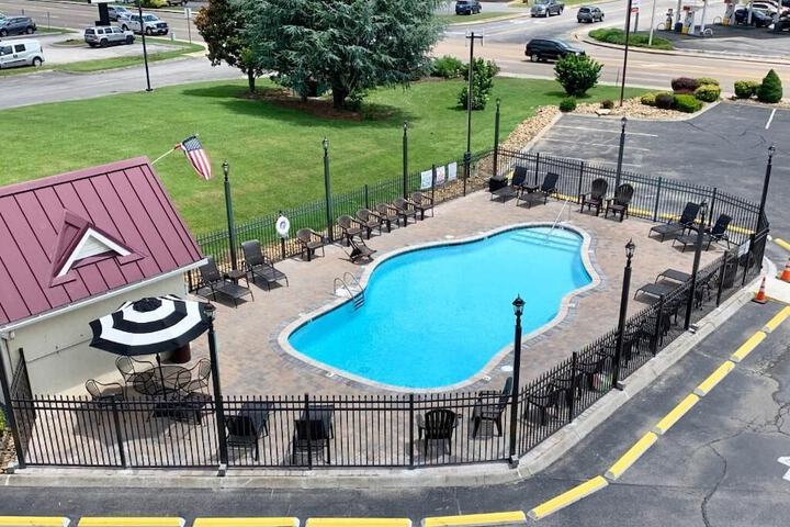 Pool image of Landmark Inn on the River