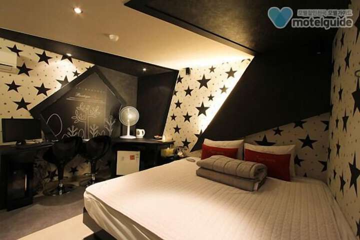 Room 32 of 59