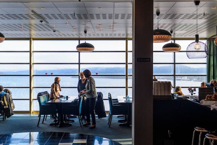 Lobby lounge
