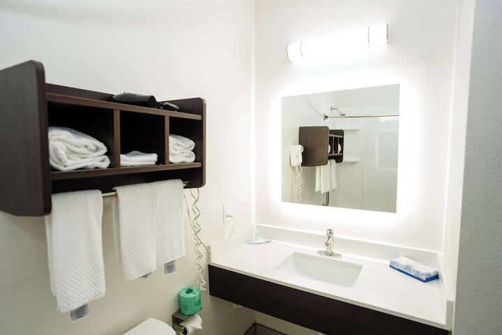 1 Queen Bed Suite (6 of 36)