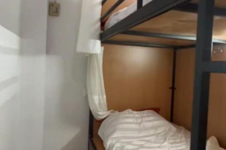 Room 10 of 12