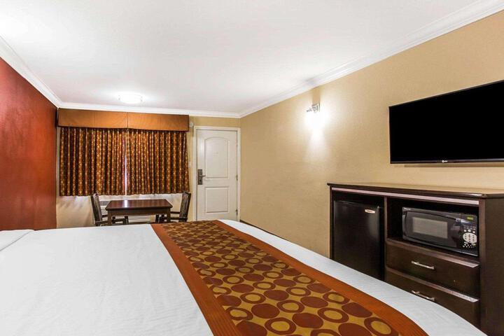 1 King Bed (8 of 11)