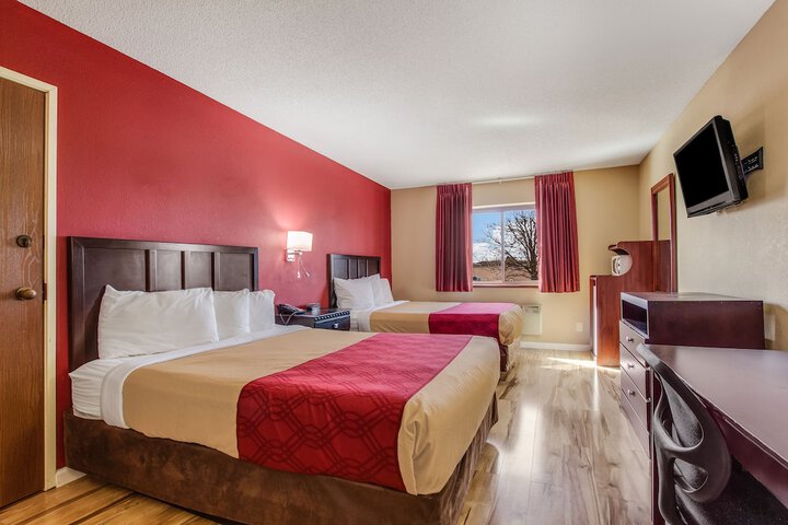 1 Queen Bed (14 of 16)