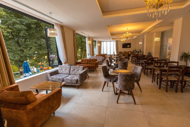 Lounge 19 of 24