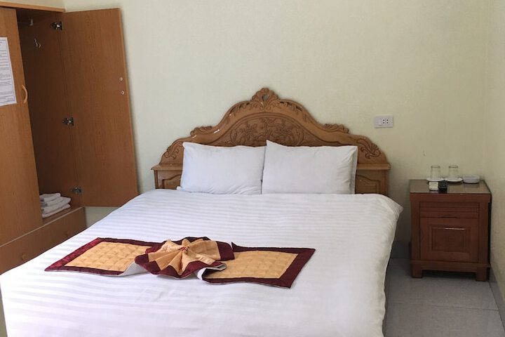 Room 32 of 82