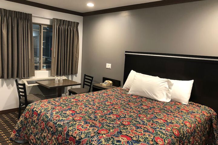 1 King Bed (4 of 12)