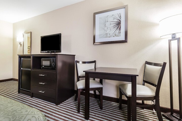 1 Queen Bed (12 of 12)