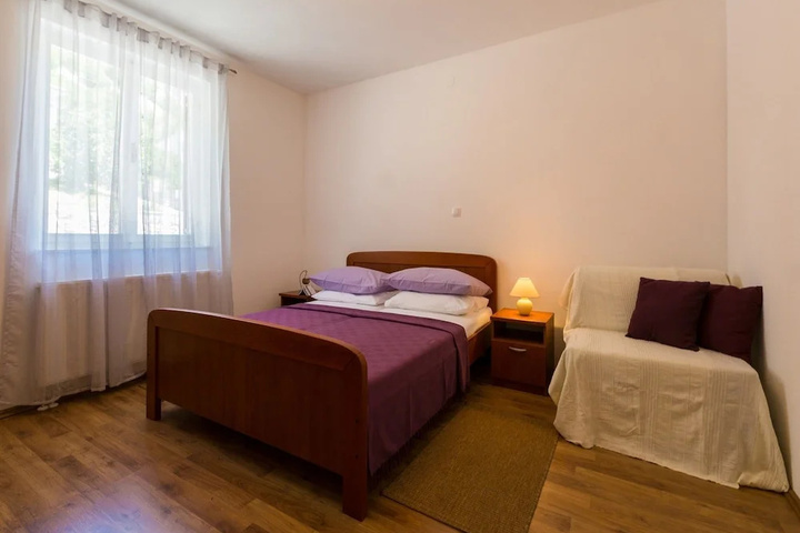 Room 4 of 18