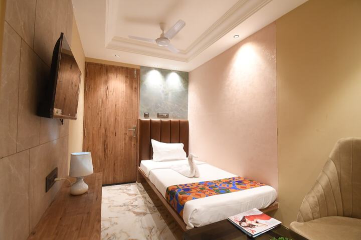 Room 9 of 20