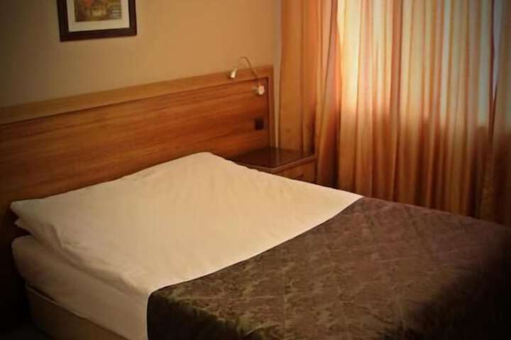 Room 3 of 28
