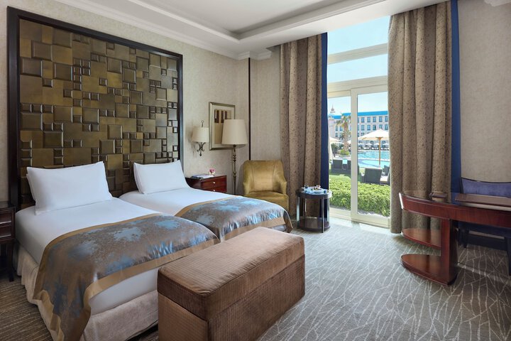 Room 32 of 208