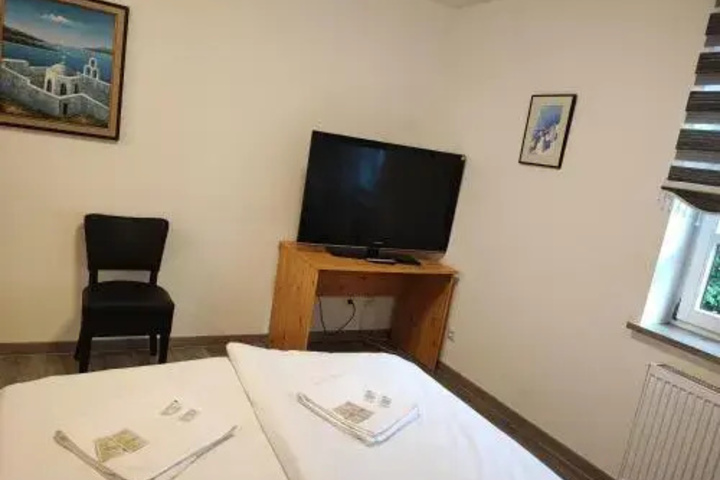 Room 7 of 13